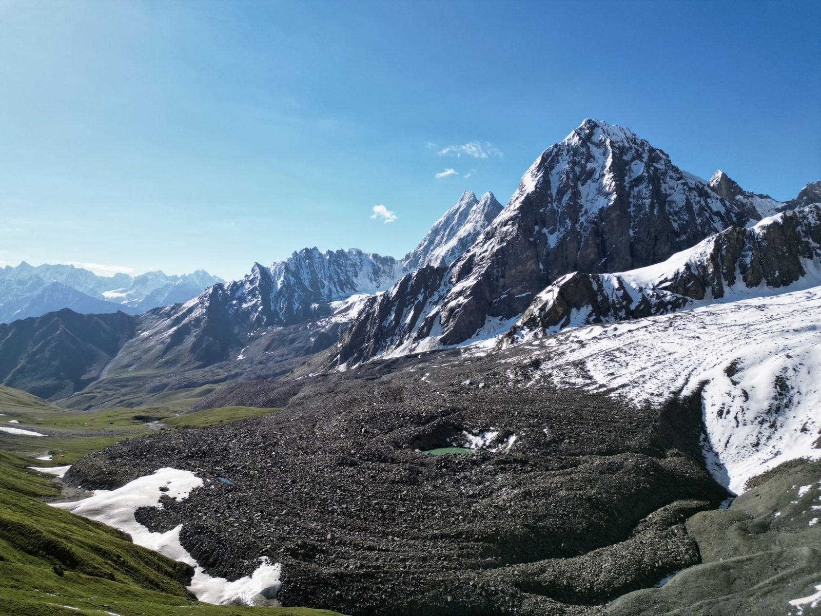 Thallay La Trek – A Walk Among The Giants